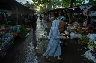 Ilustrasi: Suasana pagi hari di pasar tradisional dengan beberapa warga yang sedang beraktivitas.
