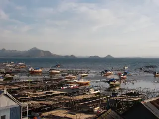 Foto arsip: low tide at Labuan Bajo harbour.