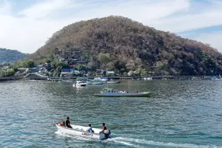 Ilustrasi: Kapal di Labuan Bajo, Flores.