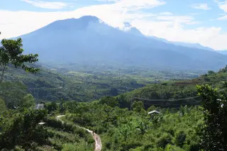 Foto arsip: 20160328083756 - Flores' highest peak coming into Ruteng.