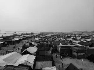 Ilustrasi: Pemandangan hitam-putih dari atas memperlihatkan area luas dipenuhi tenda-tenda darurat.