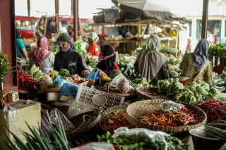 Ilustrasi: Aktivitas pedagang dan pembeli di pasar tradisional dengan berbagai sayuran.