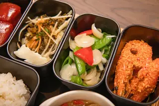 Ilustrasi: Kotak bekal makanan berisi nasi, sayuran tumis, dan udang goreng tepung.