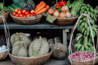 Ilustrasi: Aneka buah, sayuran, bawang, dan durian tertata di dalam keranjang-keranjang anyaman bambu.