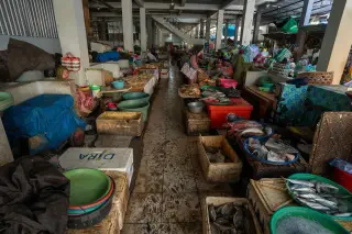 Ilustrasi: Suasana lorong pasar ikan tradisional dengan pedagang dan aneka wadah ikan.