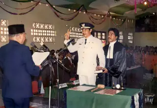 Foto arsip: Pengambilan Sumpah Jabatan sebagai Bupati Kepala Daerah Tingkat II Flores Timur Periode 1989-1994 oleh Gubernur NTT, dr.