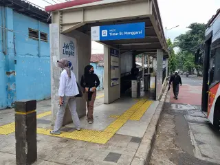 Foto arsip: Halte Transjakarta Timur Stasiun Manggarai (halte bus di Indonesia) yang terletak di sisi timur Stasiun Manggarai (stasiun kereta api di Indonesia)…
