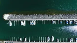 Ilustrasi: Pemandangan udara sejumlah perahu tertambat rapi di dermaga marina dengan air jernih.