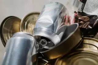 Ilustrasi: Tumpukan kaleng aluminium bekas dan tutup kaleng yang dipilah untuk didaur ulang.