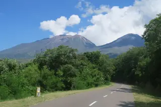 Foto arsip: 20160403132045 - Two volcanoes west of Larantuka.