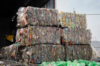 Ilustrasi: Tumpukan bal plastik botol bekas yang telah dipadatkan di fasilitas daur ulang.