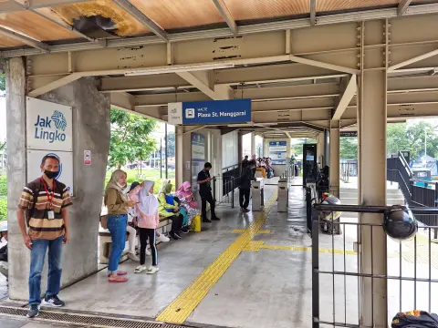 Foto arsip: Halte Transjakarta Plaza Stasiun Manggarai (halte bus di Indonesia) yang dibangun di dalam sebuah plaza di sisi timur Stasiun Manggarai (stasiun ker…