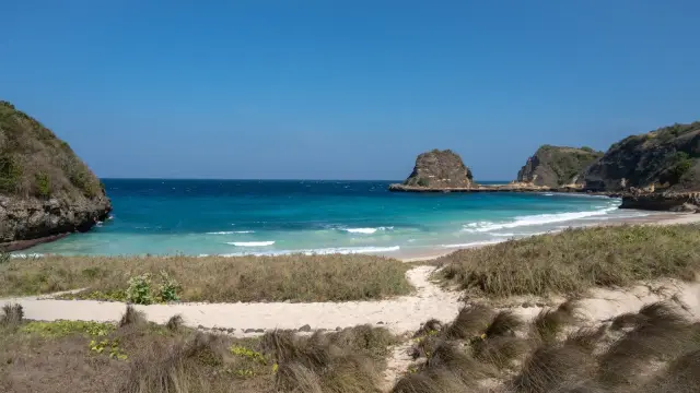 Pemkab Manggarai Barat Sanksi 11 Hotel Pelanggar Sempadan Pantai